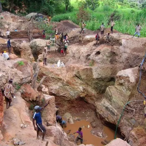 Comment le coltan est-il généralement extrait ?