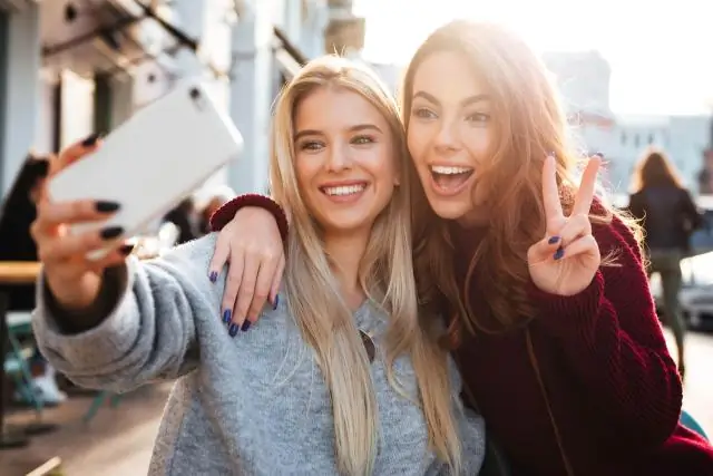 Como você tira uma selfie que não parece uma selfie?