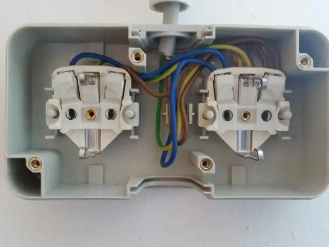 Como você conecta um interruptor de luz de 3 gangues?